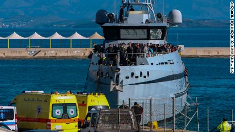 Włoski statek kontroli celnej Monte Speroni przybył na Korfu, przewożąc pasażerów ewakuowanych z promu.