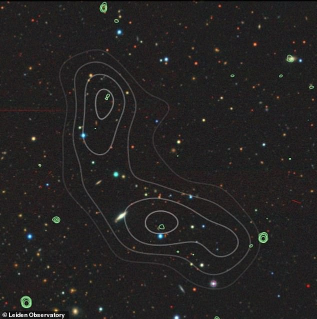 Alkyoneus (na zdjęciu) został zidentyfikowany jako gigantyczna galaktyka radiowa, zawierająca galaktykę gospodarza, wraz z masywnymi dżetami i płatami wybuchającymi z jej środka