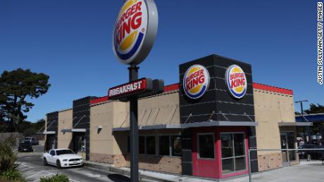 Restauracje takie jak Burger King inwestują w więcej samochodów. 