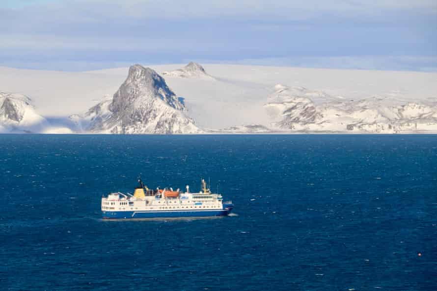 Łódź u wybrzeży Antarktydy