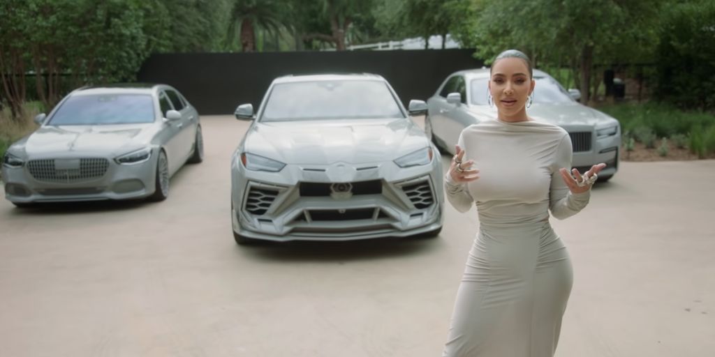 Kim Kardashian wydała 100 000 dolarów na malowanie swoich samochodów, aby pasowały do ​​jej domu