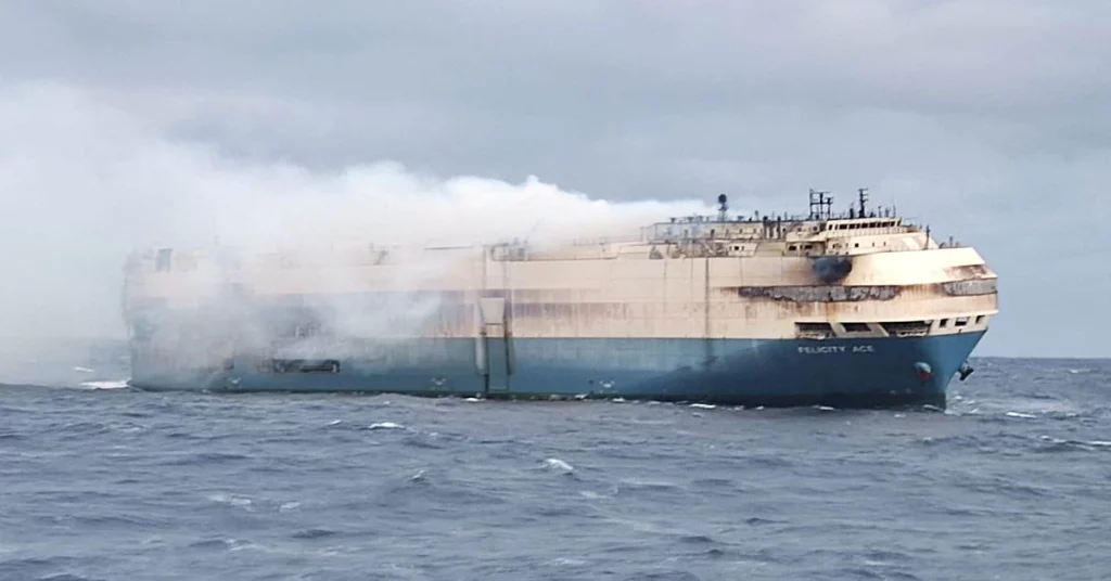 Strażacy starają się ugasić płomienie na luksusowym statku motorowym u wybrzeży Azorów