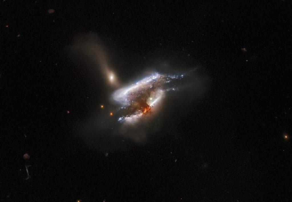 Trzy galaktyki rozrywają się nawzajem na tym oszałamiającym obrazie z Teleskopu Hubble'a