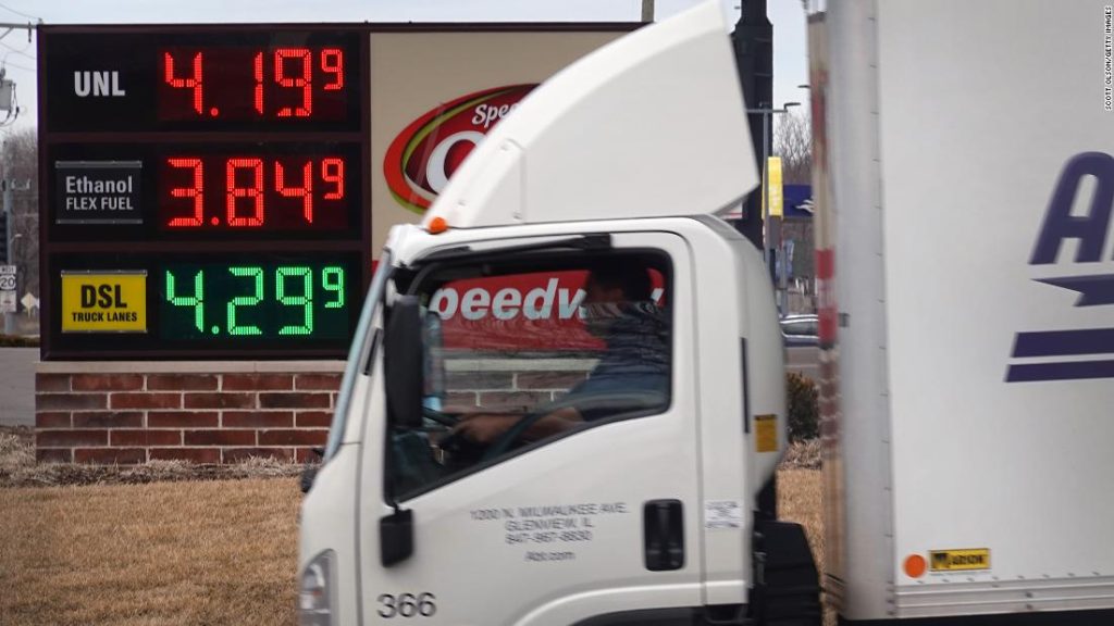 Gaz osiąga 4 dolary za galon po raz pierwszy od 2008 r.