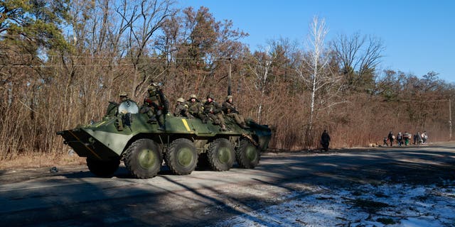 Członkowie sił ukraińskich siedzą w pojeździe wojskowym podczas rosyjskiej inwazji na Ukrainę w regionie Wyszgorod pod Kijowem na Ukrainie 10 marca 2022 r.  