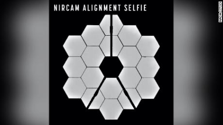 to & quot;  Selfie ”  nowy & quot;  Pokazuje wszystkie 18 segmentów głównego zwierciadła Webba zbierającego światło z tej samej gwiazdy.
