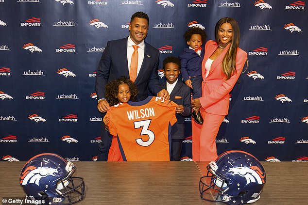 Legenda: 33-letni piłkarz zostaje oficjalnie przedstawiony jako najnowszy rozgrywający Denver Broncos jako jego dumna żona (36 l.), córka Sienna (l. l.), syn Wayne (jeden) i przyszły pasierb (siedem lat)