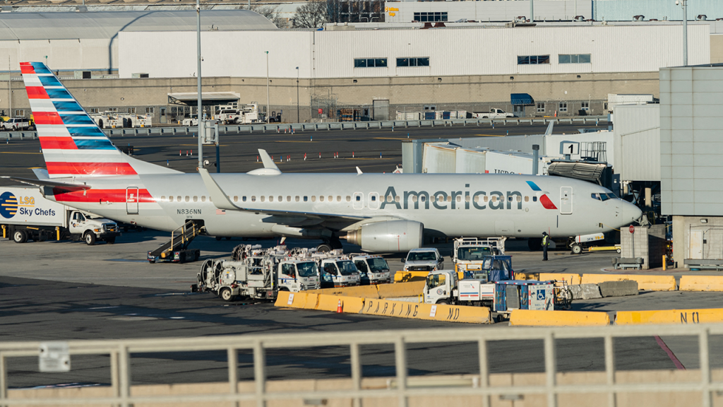 American Airlines wznowią sprzedaż napojów alkoholowych na wybranych lotach w kwietniu