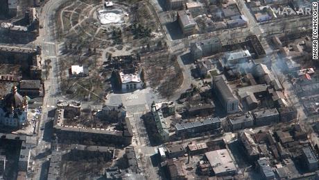 To zdjęcie satelitarne pokazuje zniszczony teatr w Mariupolu na Ukrainie, który został zbombardowany 16 marca 2022 roku. 