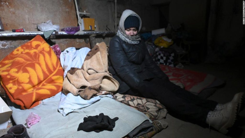 Mariupol: Szef ukraińskiej armii mówi, że ludzie ryzykują życiem za każdym razem, gdy opuszczają schronienie