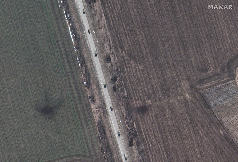 Konwój rosyjskiej artylerii samobieżnej zmierza na południe w kierunku Izyum.
