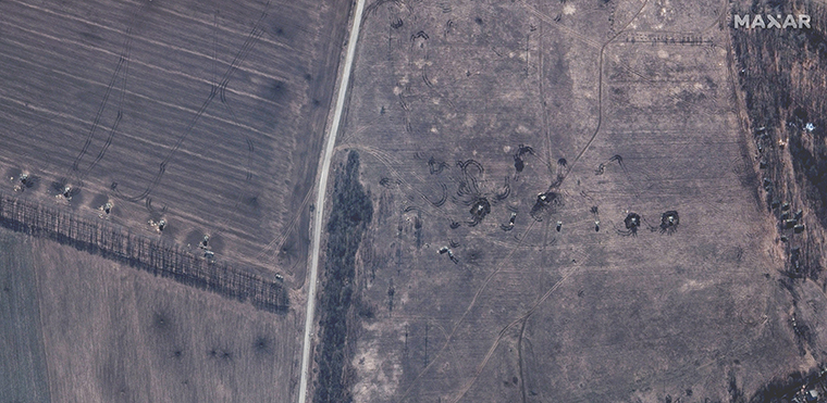 Rosyjska artyleria samobieżna na polu, z wieżami zwróconymi w stronę centrum Izyum.