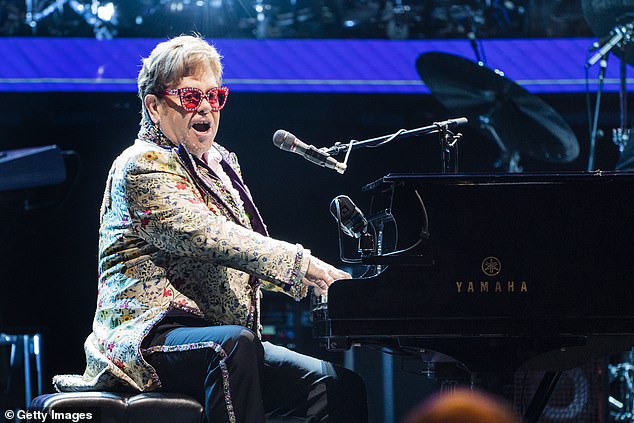 Wszystkiego najlepszego!  Elton John świętował w piątek swoje 75. urodziny, gdy ponownie wyruszył w trasę podczas trasy Farewell Yellow Brick Road
