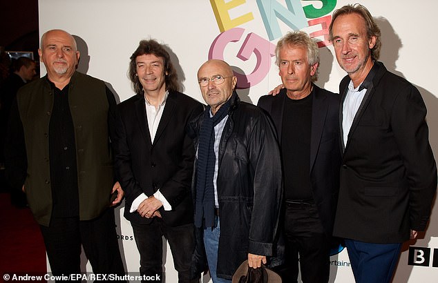 Moment in History: Założyciel Peter Gabriel (koniec po lewej) nie był częścią koncertów zjazdowych (na zdjęciu z gitarzystą Stevem Hackettem w 2014 roku)