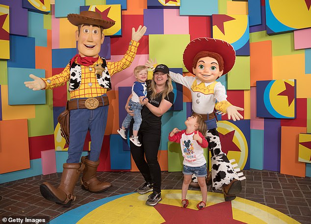Family Fun: Bohaterka American Idol pojawia się ze swoimi dziećmi Remington i River w kwietniu 2018 roku w Disneylandzie w Anaheim w Kalifornii.