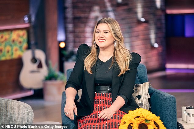 Prowadzący: Kelly prowadzi swój własny talk show The Kelly Clarkson Show od 2019 roku i jest emitowany na początku tego roku podczas trzeciego sezonu.