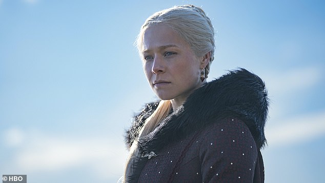 Aktualizacja: dyrektor ds. treści HBO, Casey Bloys, niedawno zaoferował kilka nowych informacji na temat spin-offu Game of Thrones w wywiadzie dla TV Line, nawiązując do możliwości większej liczby spin-offów w pracach;  Emma Darcy zagra księżniczkę Rhinerę Targaryen