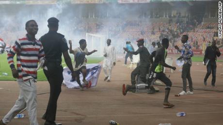 Fani gromadzą się na boisku, gdy Ghana pokonała Nigerię o miejsce w Pucharze Świata