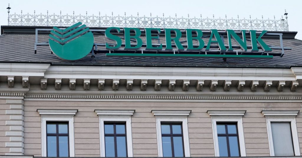 Akcje europejskich banków przestają spadać, a rosyjski Sbierbank opuszcza Europę