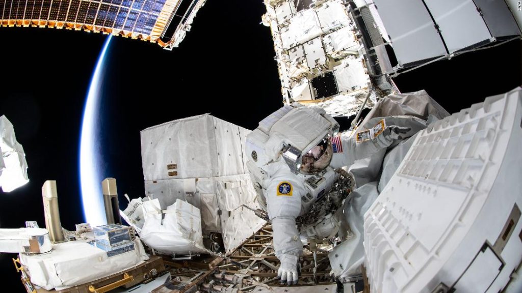 Astronauci NASA robią spacery kosmiczne, aby zapewnić modernizację zasilania stacji kosmicznej