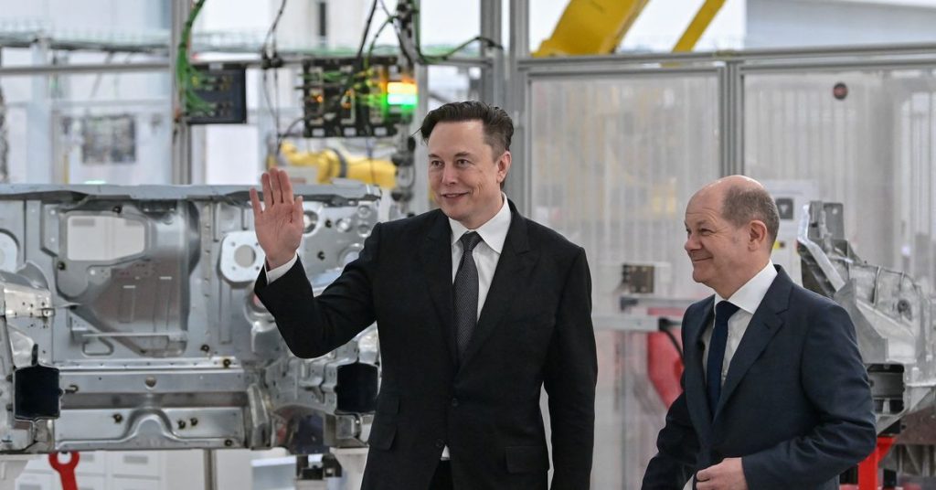 Dancing Musk wręcza kierowcom pierwsze Tesle z nowej niemieckiej fabryki