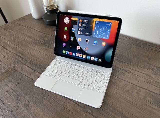 2022 iPad Air z Magic Keyboard i Apple Pencil.