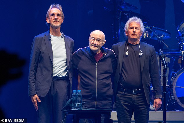 Oklaski: Phil Collins emocjonalnie pożegnał fanów Genesis wraz z kolegami z zespołu Mikem Rutherfordem (z lewej) i Tonym Banksem (z prawej) w sobotę w Londynie – gdzie popularny zespół miał swój ostatni koncert w historii.
