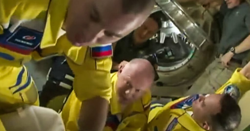 Obraz przedstawiający rosyjskich kosmonautów ISS w kolorach zbliżonych do ukraińskiej flagi