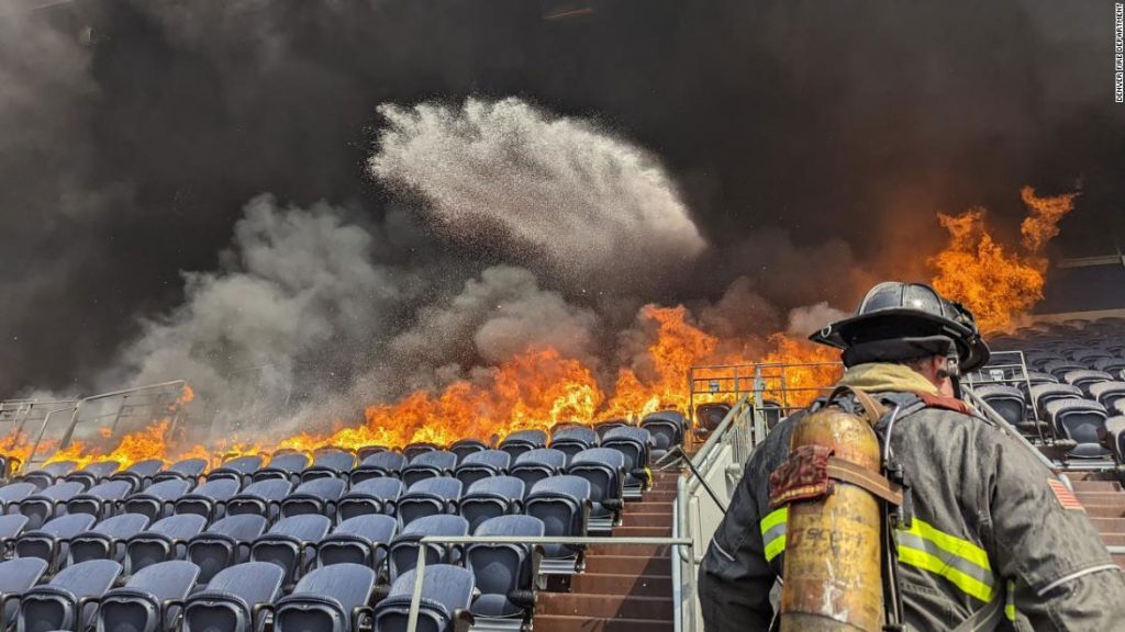 Stadion Broncos: Straż pożarna w Denver gasi poważny pożar