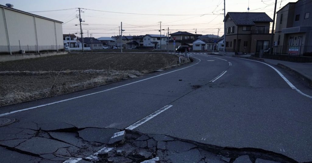 Trzęsienie ziemi w Japonii zabiło dwie osoby, zamknęło fabryki i odcięło energię elektryczną tysiącom domów