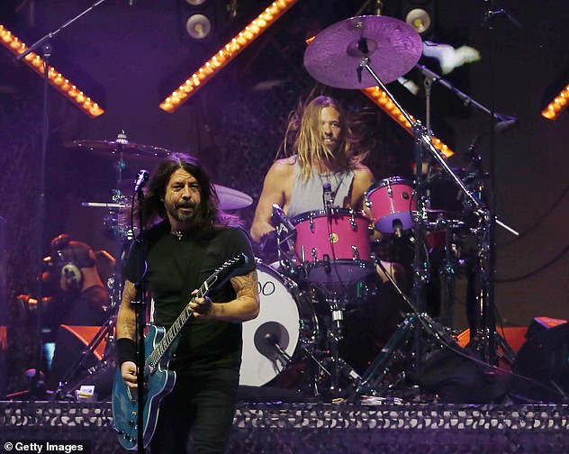 Najnowsze: The Foo Fighters nie wystąpią w niedzielę na rozdaniu nagród Grammy 2022 po śmierci perkusisty Taylora Hawkinsa w wieku 50 lat w zeszłym tygodniu.  Piosenkarz Dave Grohl (lat 53) i Hawkins występują 20 marca w Santiago w Chile.