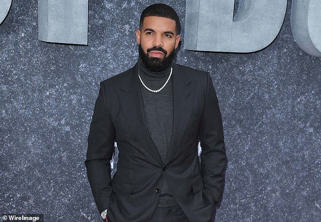 Drake wycofał się ze szkoły po tym, jak oskarżył Akademię Nagraniową, z którą od dawna spiera się, o klasyfikowanie jego muzyki w kategoriach rapowych, ponieważ jest czarny.
