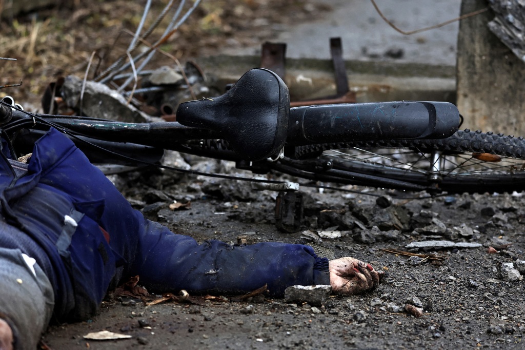 Zniewaga lub zdenerwowanie: Ciało kobiety, według mieszkańca zabitego przez żołnierzy armii rosyjskiej, zostaje wyrzucone na ulicę podczas rosyjskiej inwazji na Ukrainę, w Buczy, w obwodzie kijowskim, na Ukrainie 2 kwietnia 2022 r. 