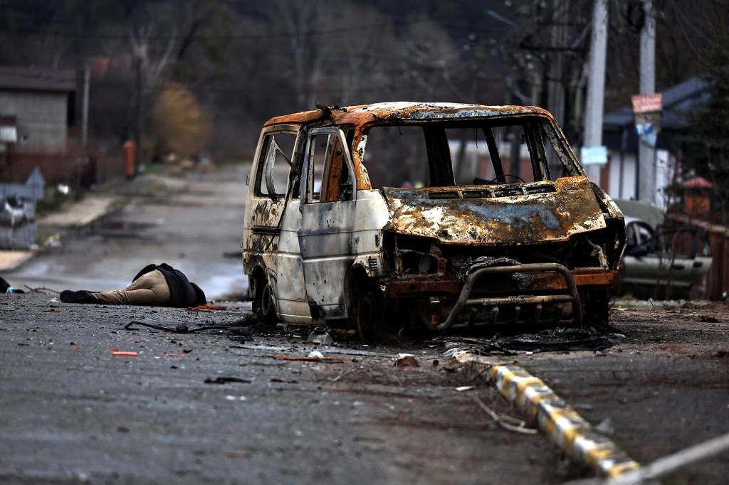 Ciało cywila zabitego przez żołnierzy armii rosyjskiej według mieszkańców, porzucone na ulicy podczas rosyjskiej inwazji na Ukrainę, w miejscowości Bucza w obwodzie kijowskim na Ukrainie, 2 kwietnia 2022 r. 