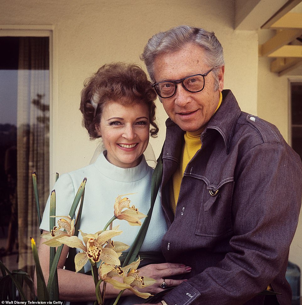Bond: Legenda komedii i jej mąż Allen Lowden pierwotnie zbudowali razem trzypiętrowy dom przy plaży w Carmel Valley w Kalifornii na początku lat 80. (para została sfotografowana razem w 1974 r.)