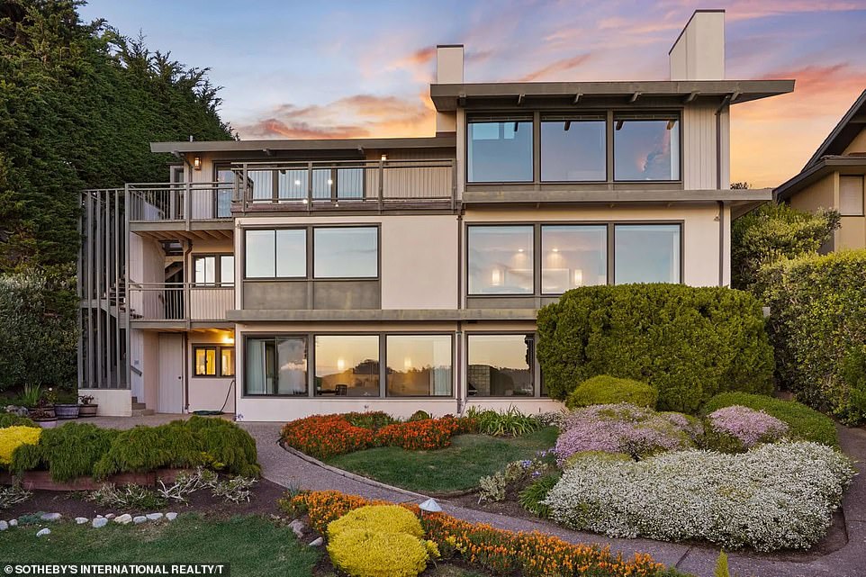 Wow: idealna posiadłość Betty White przy plaży w malowniczym Carmel-by-the-Sea w Kalifornii, podobno znalazła nabywcę za cenę wywoławczą 8 milionów dolarów.