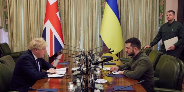 Premier Wielkiej Brytanii Boris Johnson spotyka się z prezydentem Ukrainy Wołodymyrem Zełenskim w Kijowie w sobotę 9 marca 2022 r.