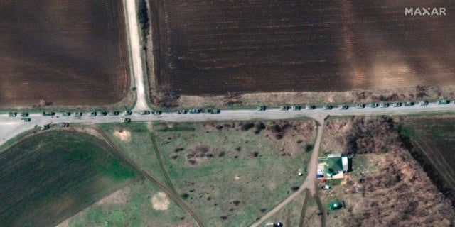 To zdjęcie satelitarne dostarczone przez Maxar Technologies pokazuje z bliska konwój rosyjskich pojazdów wojskowych wzdłuż autostrady T-1313 w pobliżu Belokorakin na Ukrainie w poniedziałek 11 kwietnia 2022 roku.