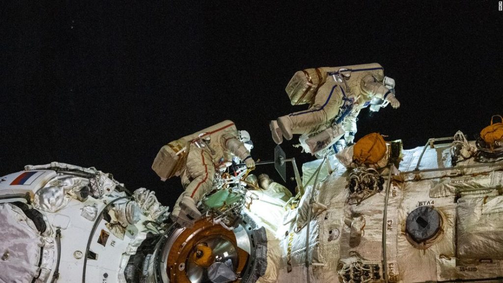 Rosjanie robią spacer kosmiczny, aby aktywować ramię robota