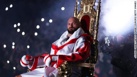 Fury udaje się na ring przed walką w wadze ciężkiej WBC. 