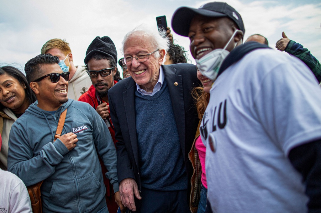 Amerykański senator Bernie Sanders (I-VT) stoi z pracownikami Amazona podczas wiecu przed budynkiem firmy na Staten Island w Nowym Jorku, 24 kwietnia 2022 r. Ostatnie dążenie do utworzenia związków nabrało rozpędu i odniosło kilka znaczących sukcesów w Stany Zjednoczone.