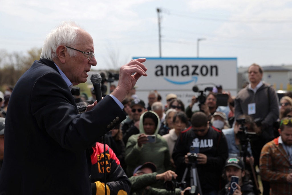 Amerykański senator Bernie Sanders (I-VT) przemawia w zakładzie Amazon podczas wiecu Związku Pracowników Amazona (ALU) na Staten Island, Nowy Jork, USA, 24 kwietnia 2022 r. 