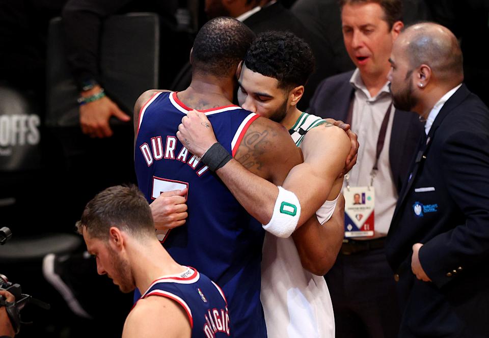 Kevin Durant z Brooklynu przytula i gratuluje Jasonowi Tatumowi z Bostonu po zdobyciu bramki Celtics w pierwszej rundzie play-offów NBA 25 kwietnia 2022 r. (Elsa/Getty Images)