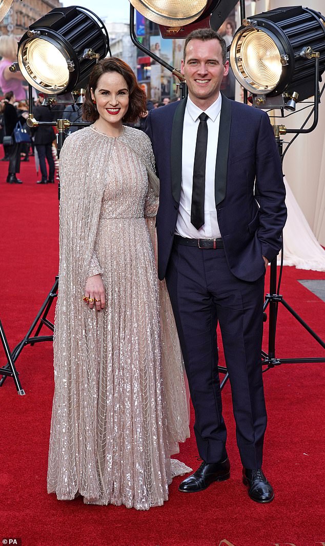 Debiut na czerwonym dywanie: Zaręczona para pojawiła się wcześniej na czerwonym dywanie jako zaręczona para podczas premiery Downton Abbey: A New Era na Leicester Square.