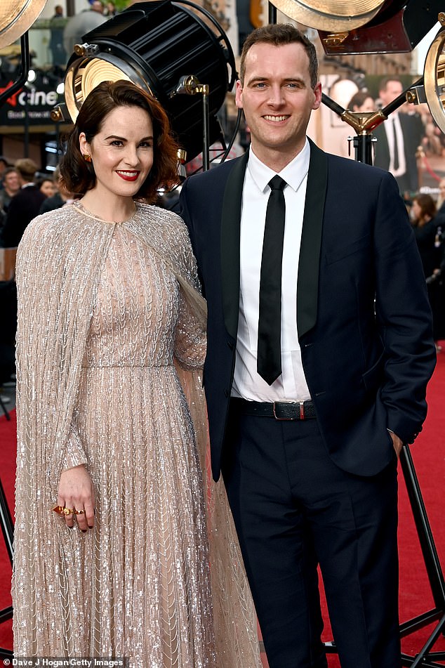 Ekscytujące: debiutując na czerwonym dywanie jako zaręczona para, Michelle błyszczała w przyciągającej wzrok srebrnej sukience na premierze Downton Abbey: New Era London