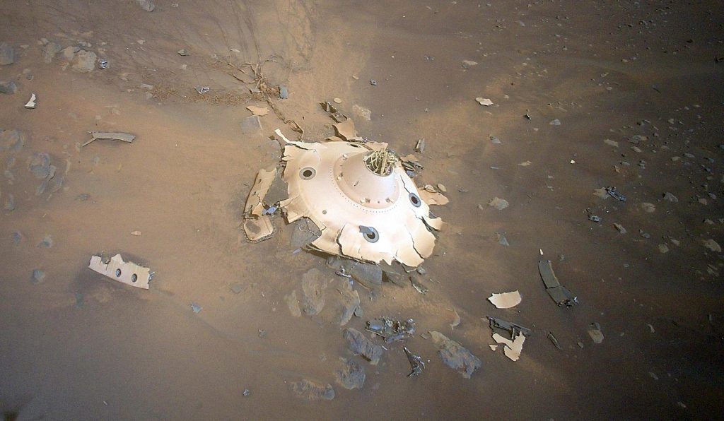 Innowacyjny helikopter NASA odkrywa szczątki statku kosmicznego na Marsie — tylna okładka stożka wytrwałości