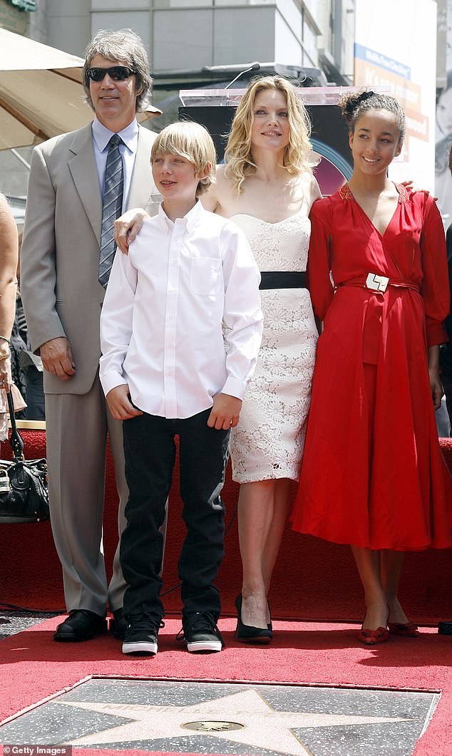 Straszne chwile: Pfeiffer została sfotografowana w 2007 roku z mężem i dwójką dzieci, Claudią i Johnem
