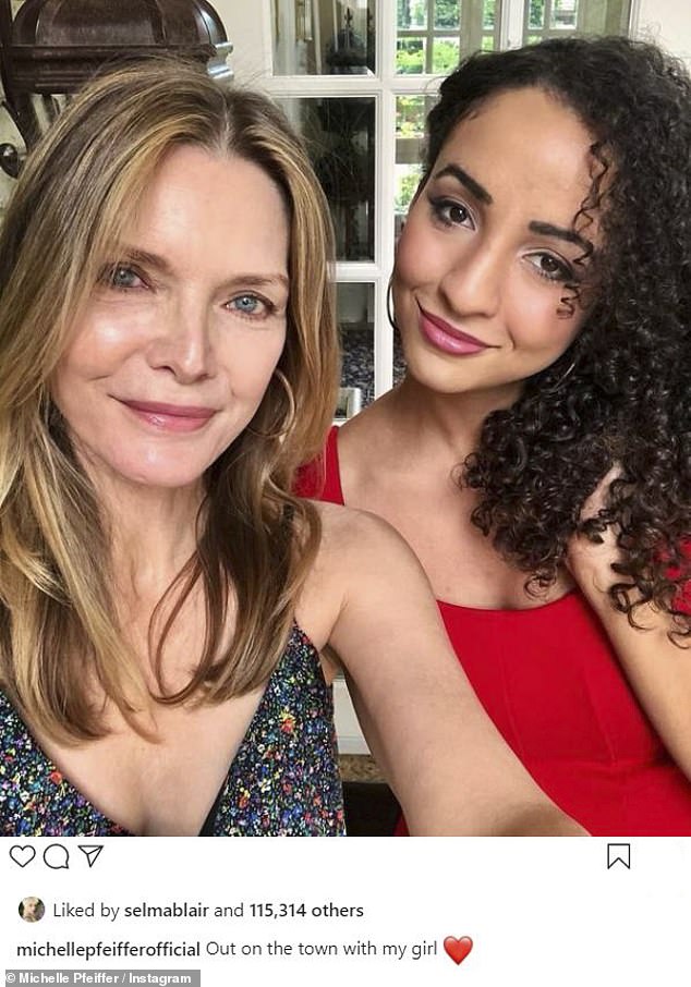 SO CUTE: Pfeiffer podzieliła się rzadkim i pięknym selfie ze swoją uroczą córką Claudią Rose na swoim Instagramie w 2021 roku