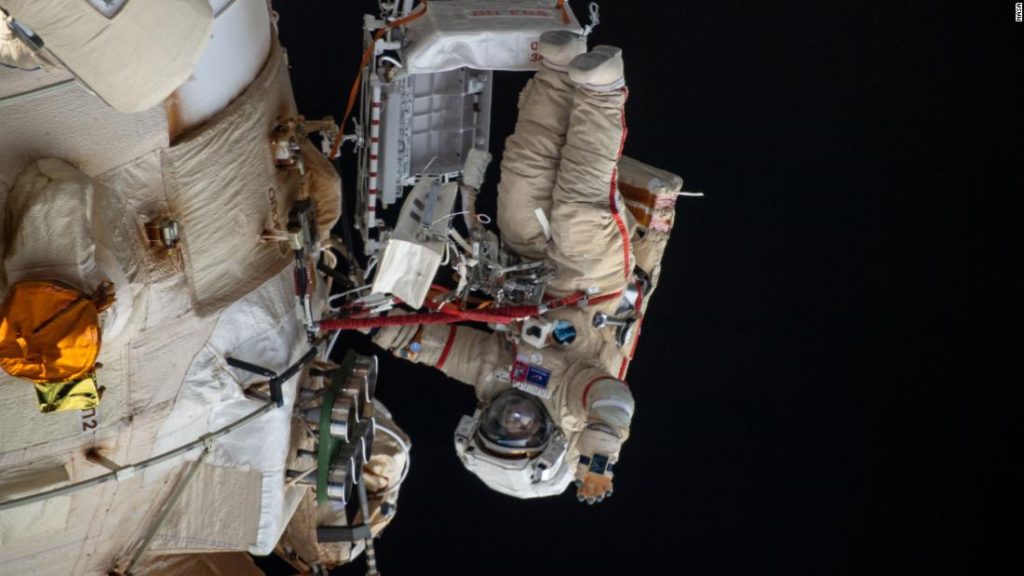 Rosyjscy kosmonauci „dzwonią” w ramię robota stacji kosmicznej