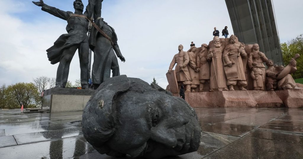 Kijów burzy pomnik z czasów sowieckich symbolizujący przyjaźń rosyjsko-ukraińską